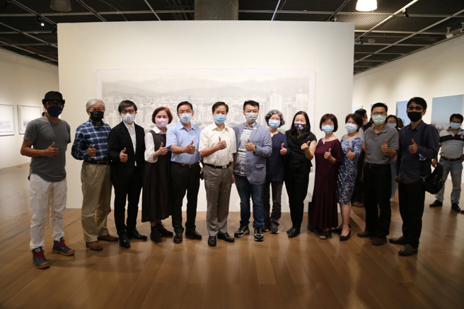 东海大学校长张国恩(左6)表示，这是就任后第一次参与画展开幕，与出席贵宾大合影。(照片由东海大学提供)