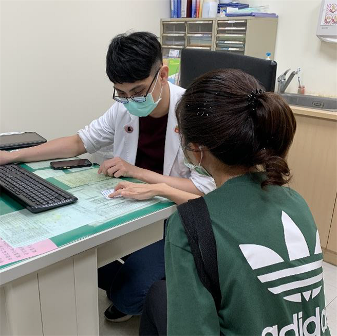 金门持续提升医疗品质，往增加专科医师科别、养成在地化医师和增加医疗设备的目标前进。图为妇产科医师陈冠宇看诊。（金门县卫生局提供）