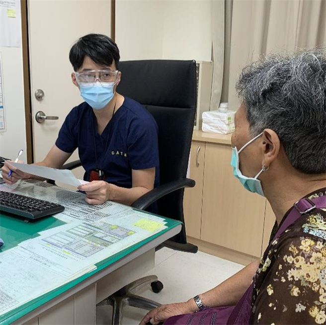 金门持续提升医疗品质，往增加专科医师科别、养成在地化医师和增加医疗设备的目标迈进。图为心臟内科王维廷医师看诊。（金门县卫生局提供）