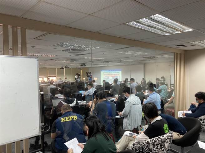 台積電目標於高雄設廠的「楠梓產業園區設置計畫 」今(12)日闖關高市府環評大會，除了從初審到大會審查僅1.5個月、高市府官員任大會主席未利益迴避外，未開放媒體記者現場監督更引起環團不滿，甚至有環委認為一旦開放，後來就會成為慣例，讓環團認為是在規避第四權監督。（環境權保障基金會提供）