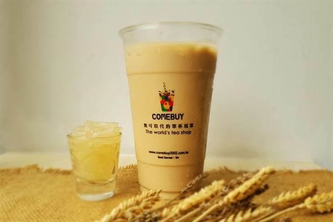 在電商平台MOMO購物消費滿2千元，就有機會免費品嘗COMEBUY鮮萃大麥奶茶加粉條。（COMEBUY提供）