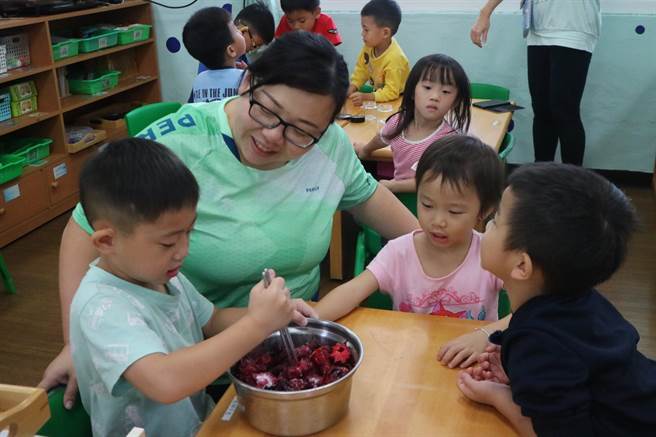 桃園市青年局指出，永續發展行動計畫就是對接中央的地方創生，鼓勵年輕人返鄉協助社區改造，圖為復興團隊推農遊和食農教育。（蔡依珍攝）