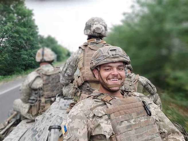 在乌克兰陆战队服役的英国28岁青年艾登•阿斯林。(图/TWITTER)