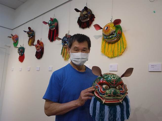雲林縣北港鎮工藝師陳明洲，傳承紙糊獅頭工藝。（張朝欣攝）