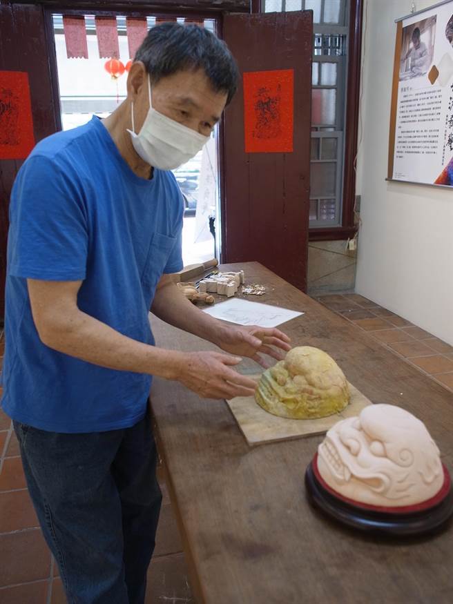 雲林縣北港鎮工藝師陳明洲，傳承紙糊獅頭工藝。（張朝欣攝）