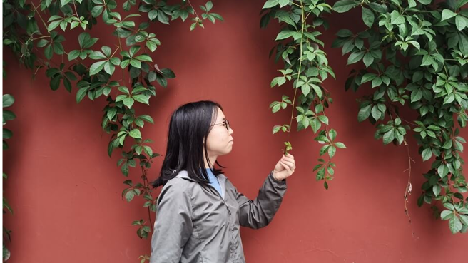 咸粥在武侯祠的红墙前打卡。（作者提供）