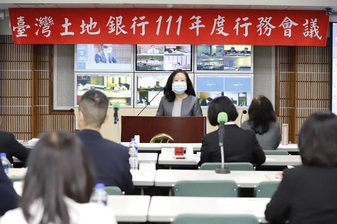 （臺灣土地銀行董事長謝娟娟於111年度行務會議致詞，期勉經理人凝聚共識，掌握契機，續創佳績。圖／土地銀行提供）