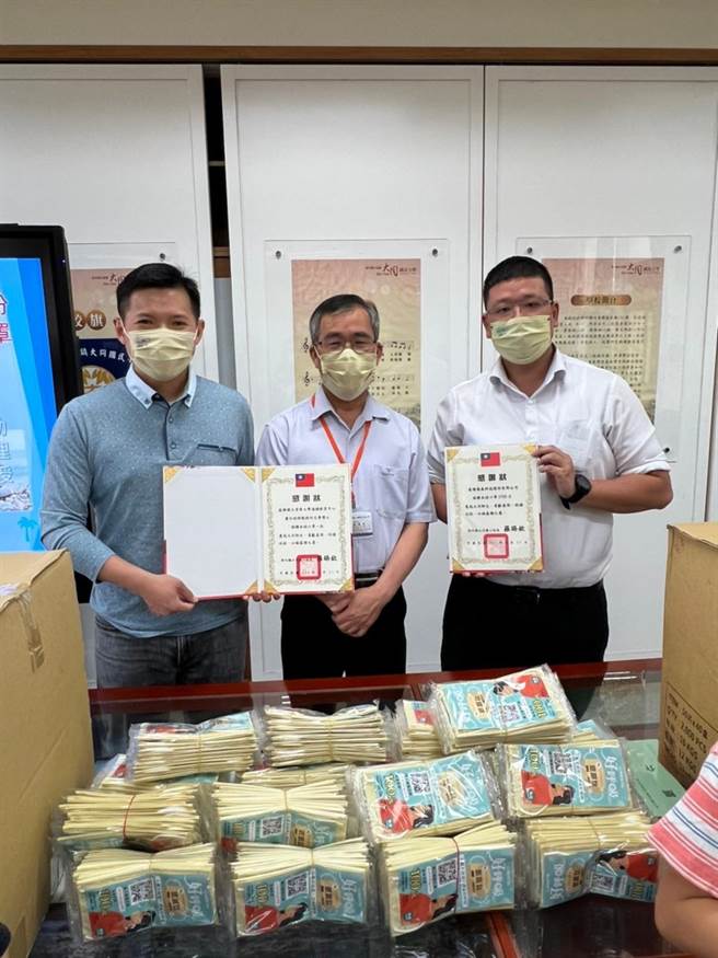 國民黨文傳會副主委何志勇（左）近日與企業共同至新竹縣竹東鎮大同國小及新竹市聖家幼兒園，捐贈逾7000片ACT銀銅鈦抗菌口罩。（何志勇提供／陳育賢新竹傳真）