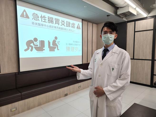 奇美医学中心胃肠肝胆科主治医师陈建安呼吁，加强溼洗手才是预防的关键。（曹婷婷摄）