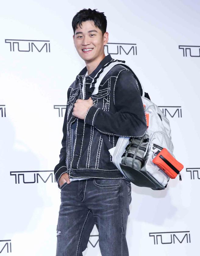 周興哲出席TUMI新系列發表會，曝每天至少花費兩小時練高爾夫球。（陳俊吉攝）