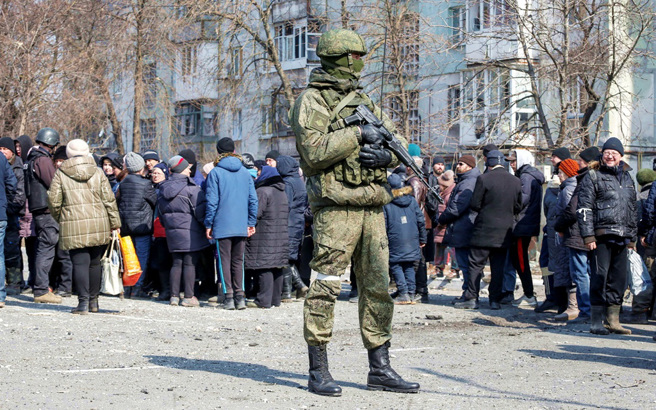 圖為俄羅斯士兵在馬立波的畫面。（資料照／路透社）
