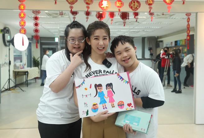 郭書瑤擔任唐氏症基金會愛心大使，日前拍攝公益短片。（唐氏症基金會提供）