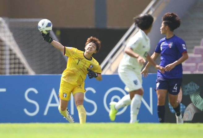 蔡明容（左）在亚洲杯附加赛临危受命，对泰国上场把关。（中华足协提供）