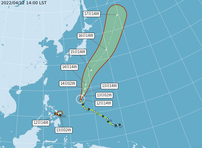 今年第1号颱风「马勒卡」(右)增强为中度颱风，往日本东南方海面前进；第2号颱风「梅姬」(左)已减弱为热带性低气压。(图/气象局)