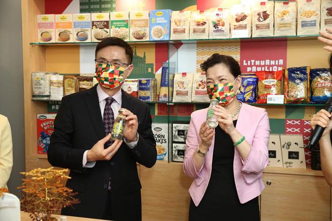 （贸协董事长黄志芳、经济部长王美花同台为世贸「立陶宛商品展示中心」揭幕。图／贸协提供）