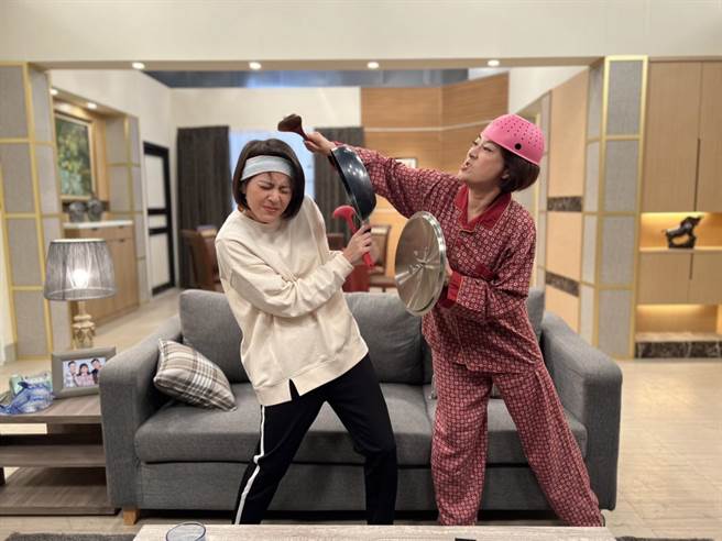 蘇晏霈在《黃金歲月》跟陳夙雰上演婆媳大作戰。（民視提供）