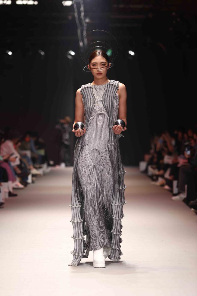 潛力設計新秀輔仁大學織品服裝學系林玥妤作品「磁線」，喜歡物理化學的她，以過去做實驗的經驗作為靈感來源。（臺北時裝週提供）