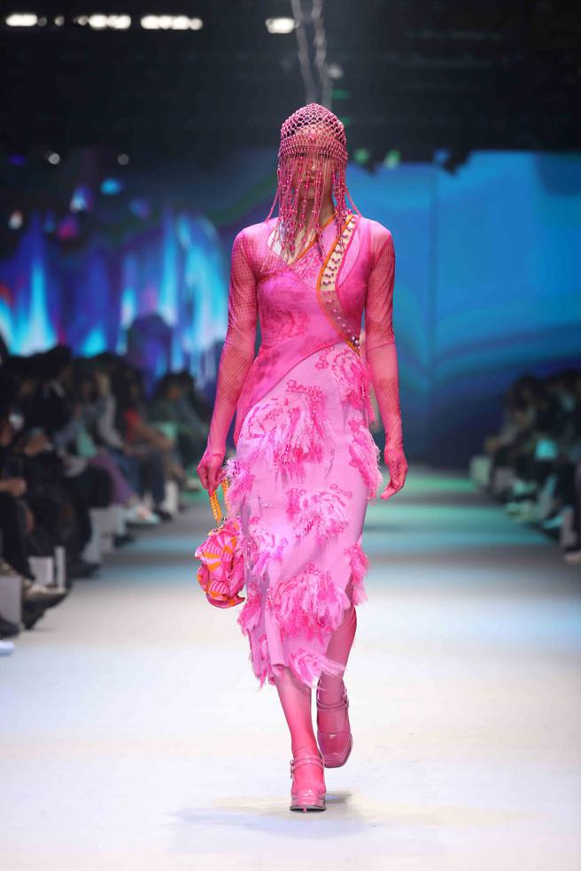 潛力設計新秀輔仁大學織品服裝學系陳韋杉作品「花開富貴」，以中式傳統珠簾為靈感，象徵從少女轉變成獨立自主、反傳統的現代女性。（臺北時裝週提供）