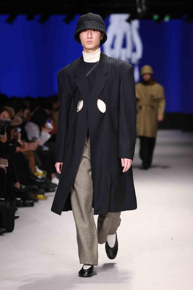 潛力設計新秀實踐大學時尚設計學系蔡又軒Command loop，以電腦鍵盤上的Command鍵的花型符號為題，在正裝輪廓融入隱晦低調的花型環型結構。（臺北時裝週提供）