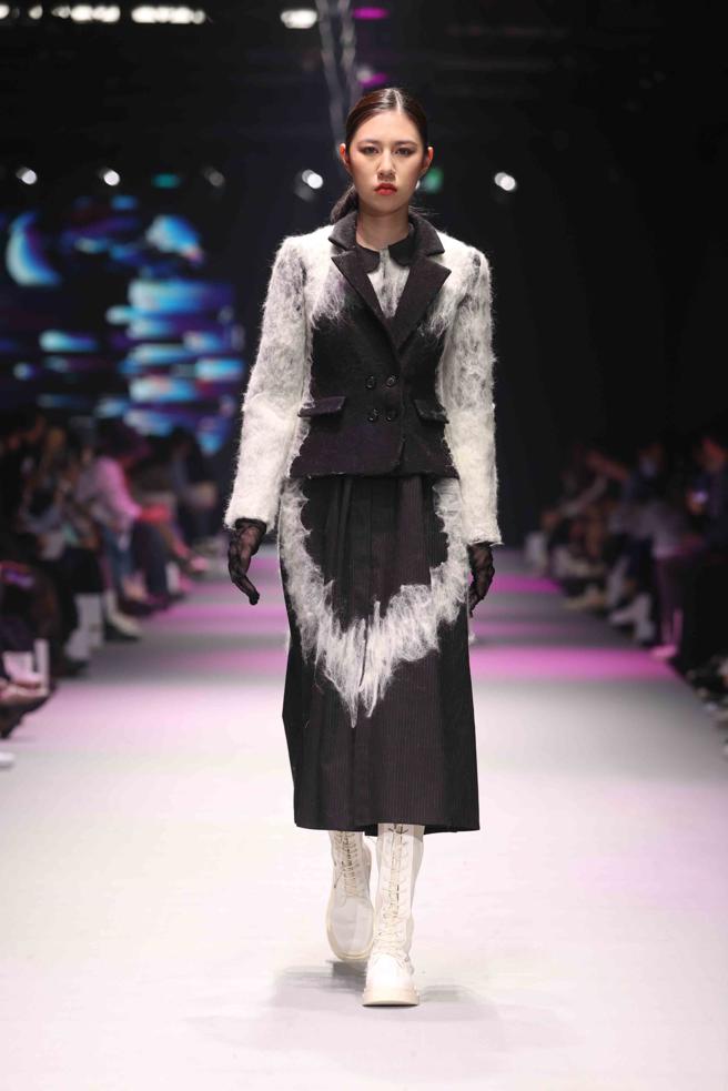 潛力設計新秀輔仁大學織品服裝學系于淇安作品「非對」，以黑色正裝飾有漸層羊毛氈呈現在是非對錯間的灰色地帶。（臺北時裝週提供）