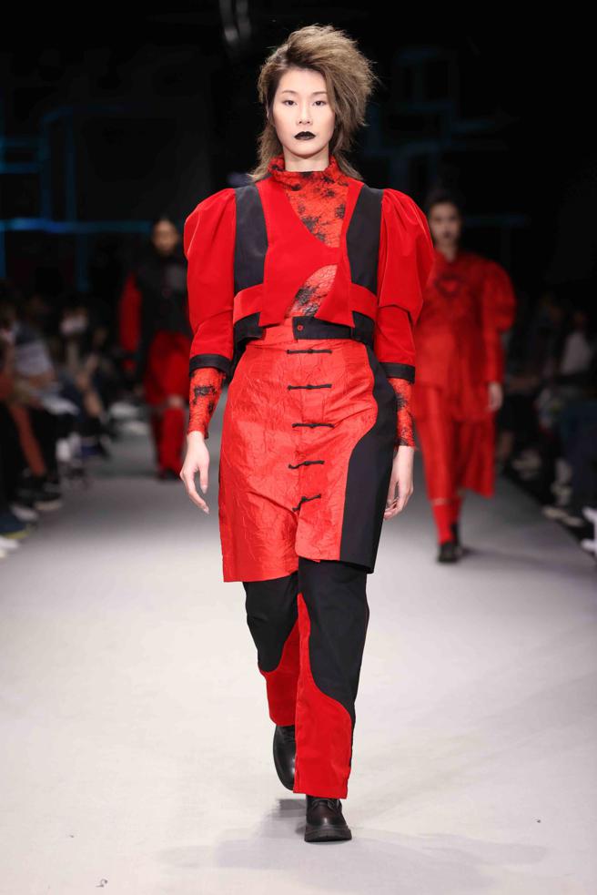 臺北時裝週校際展演人氣潛力設計新秀饒文濤、張喬盈作品「天嫉紅顏」。（臺北時裝週提供）