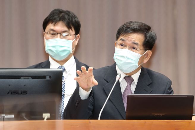 教育部長潘文忠(右)。(圖／杜宜諳攝)