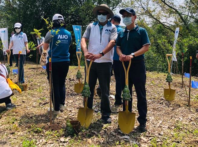 嘉义林管处处长张岱（前右）与友达光电暨友达永续基金会董事长彭双浪于玉井区保安林种下光蜡树。（嘉义林管处提供／刘秀芬台南传真）