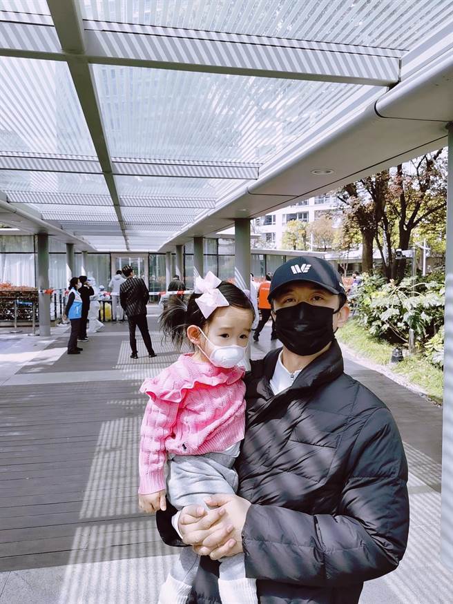 黃舒駿抱著小女兒Sheena去做核酸檢測。（黃舒駿提供）