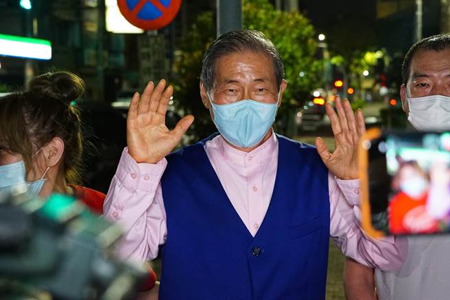 　張安樂說，畫面顯示都是無辜的百姓被打，比白人打黑人還要狠，他要求警方將當天影片全部拿出來，一個善良的孩子要救媽媽也被打，我們現在也在蒐證。(吳建輝攝)