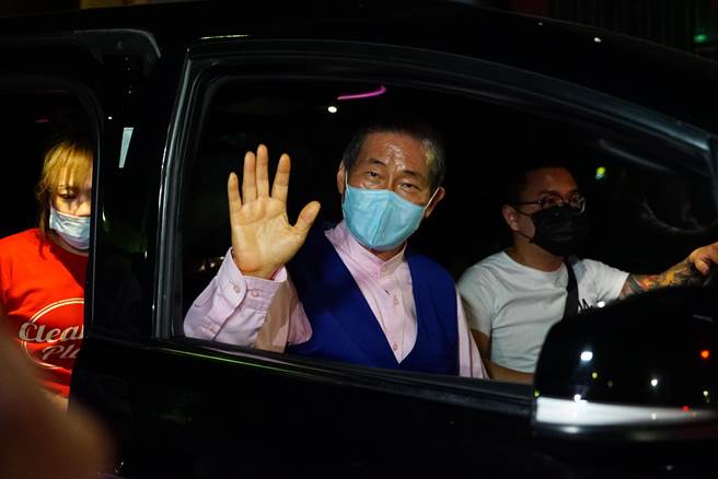 最後張安樂坐上吳金虎所安排的座車，離開彰化地檢署。(吳建輝攝)