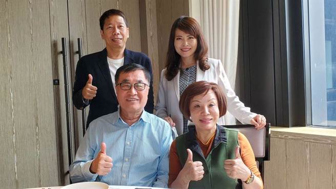 國民黨高雄市長人選難產，國民黨高市議會黨團總召童燕珍6日率領市議員黃紹庭、陳美雅到新北市與前高雄市副市長李四川碰面，發揮三顧茅廬精神勸進李出馬選高雄市長。（圖/柯宗緯翻攝）
