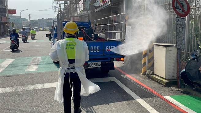 桃園市學校疫情持續延燒。(圖為環保局前往足跡消毒)(桃園市環保局提供)