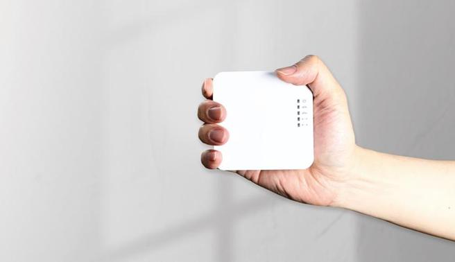 （智邦集团子公司钰登科技推出Pocket WFA AP SP-W2M-AC1200-WFH，主打口袋大小尺寸，重量仅82公克，着手布局疫后「新日常」（New Normal）带来的创新转型需求。图／钰登提供）