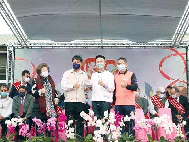 雲豹能源發言人張建偉日前出席台南市北門區文山國小百周年校慶，獲頒公益貢獻獎。圖／業者提供