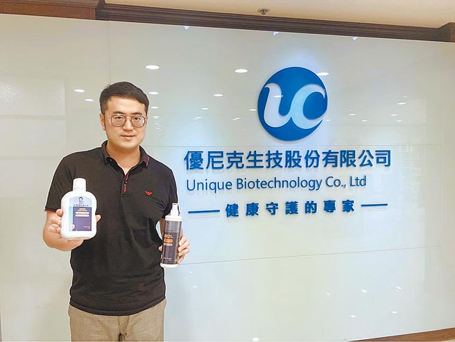 优尼克生技董事长马瑞彣博士，介绍全新造型的戴维爵士长效抗菌护膜液商品。图／业者提供