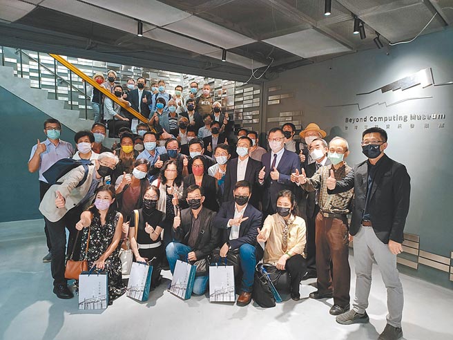 阳明交大林奇宏校长、资工系师长及系友共同参与「Beyond Computing Museum台湾电脑资讯发展馆」揭牌活动。图／谢易晏