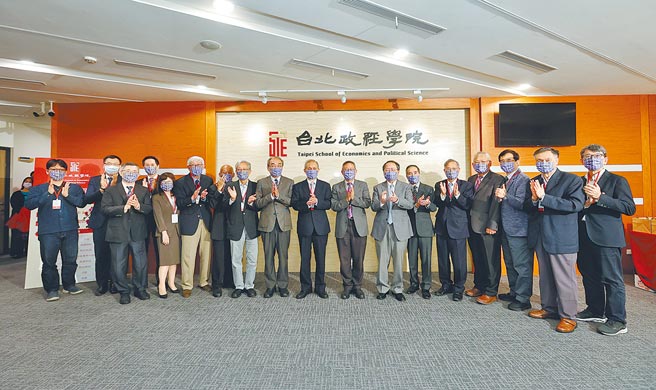 清华大学校长贺陈弘、台北政经学院基金会董事长黄煌雄、台北政经学院院长陈添枝、半导体学院院长林本坚及多位师长共同参与清大台北政经学院启用。图／清华大学提供