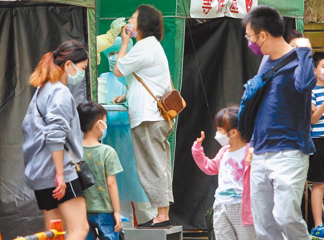 国内新冠肺炎疫情持续延烧，在新北市永和耕莘医院设立的筛检站，11日大批民眾前来筛检，确保安全。（赵双杰摄）