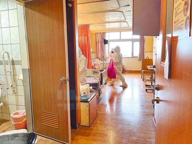 花莲慈济医院因应防疫更进一步，即日起至4月24日全面不开放探病，院内彻底清消。（花莲慈济医院提供）