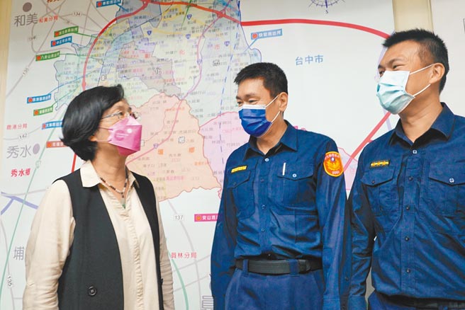 大甲妈遶境在彰化爆发严重警民衝突，彰化县长王惠美（左）11日至彰化分局，慰问受伤的副分局长钟振邦（中）等官警，她强调挑战公权力一定会严办。（吴建辉摄）