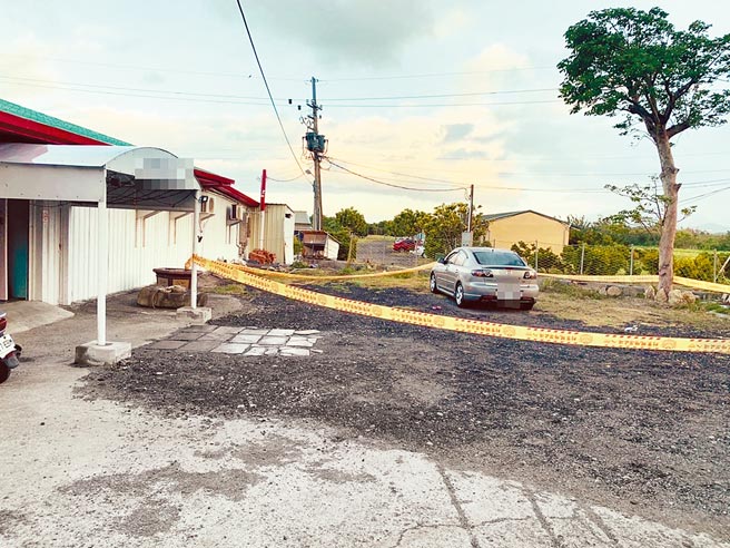 屏東恆春一處小吃部因男子爭風吃醋殺人，警方拉起封鎖線採證調查。（警方提供／林和生屏東傳真）