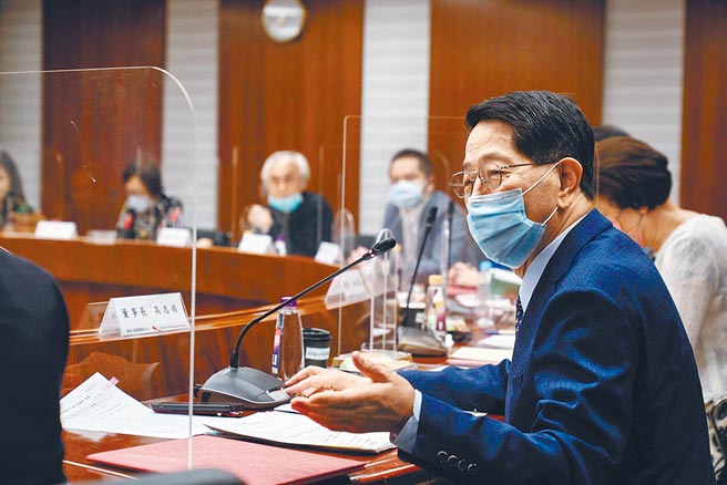 國家表演藝術中心11日召開第3屆第1次董事會，國表藝中心新任董事長高志尚（前）會中提議，所轄北中南3場館藝術總監由現任3名總監劉怡汝、邱瑗及簡文彬續任，全數董事無異議通過。（國表藝董事會提供）