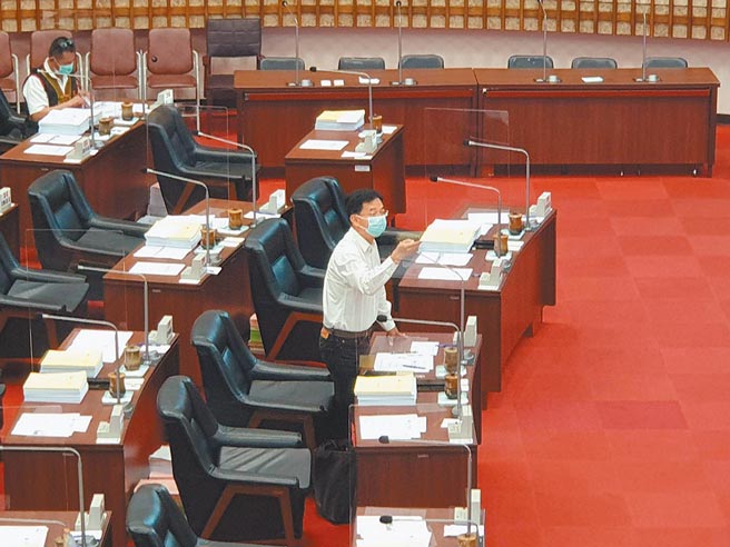 高雄市议员郭建盟示警，台积电来高雄设厂，恐怕拉大高雄贫富差距，建议市府须密切监控。（郭建盟提供／柯宗纬高雄传真）