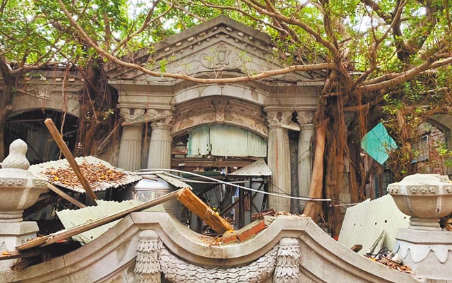 苗栗县竹南泉松医院，曾是竹南镇内最豪华的医师楼，2019年经苗栗县政府公告为县定古蹟，县府文化观光局目前积极调查研究，盼望能修復再利用。（苗栗县政府提供／李京升苗栗传真）