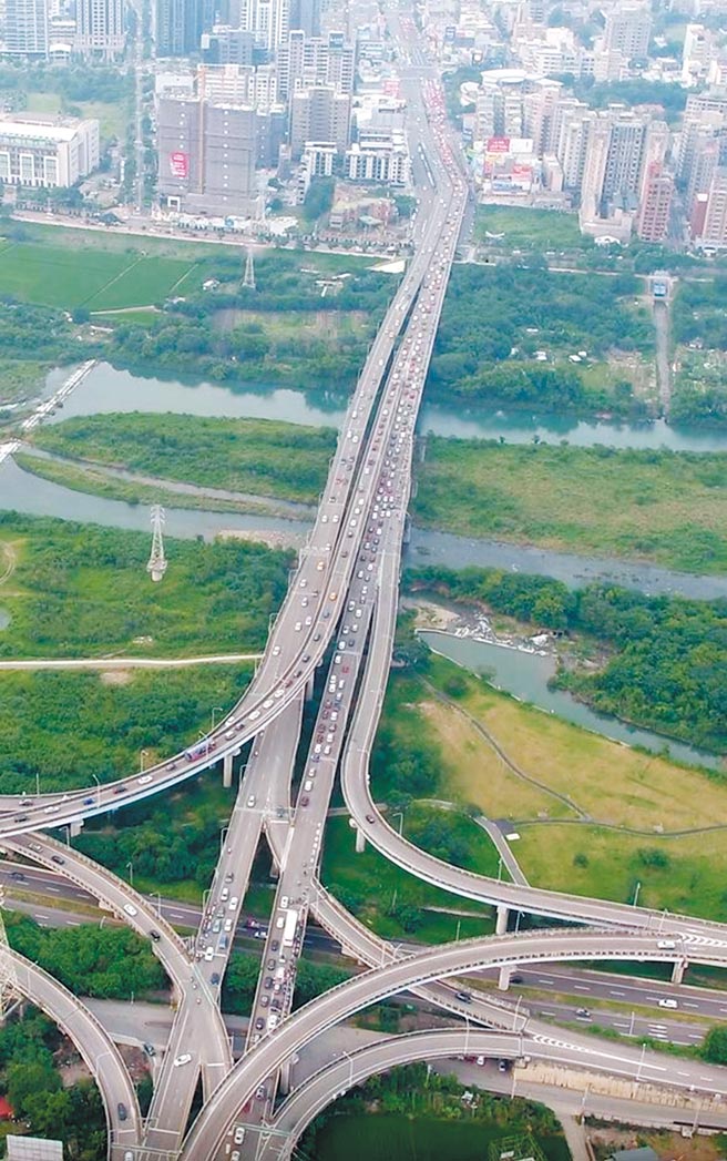 大新竹轻轨建设已获交通部同意备查，市府交通处12日将再至议会作专案报告，若轻轨完工，将可有效纾解通往竹科交通。（本报资料照片）