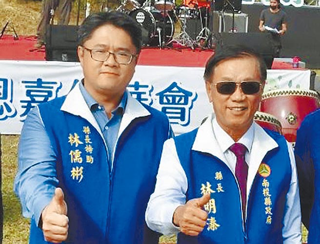 南投縣長林明溱（右）帶著兒子林儒彬出席公共場合，引發議論。（廖志晃攝）