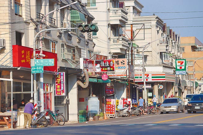 嘉义县政府所在的县治特区，幸好马稠后工业园区开发施工，工人商机渐渐补足消失的学生市场。（吕妍庭摄）