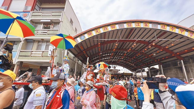 台南「学甲香」开路前锋「蜈蚣阵」，昨日因扛工人力不足，在中社宋江馆「休息」5个半小时，补齐人数后才出发持续遶境。（张毓翎摄）