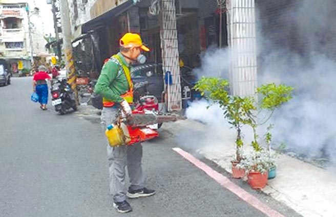高市府环保局从3月底开始加强登革热防治作业，预计5月中旬前完成高雄市共817里喷药环境清消，盼让高雄登革热零本土的纪录持续延长。（高市府环保局提供／洪浩轩高雄传真）