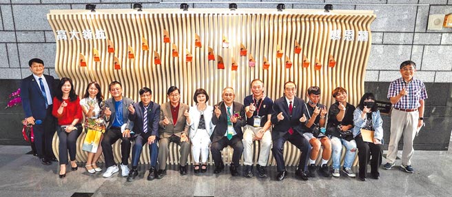 高雄大学感恩墙今年3月校庆落成启用，校长陈月端（左七）、副校长陈启仁（左一）与贵宾、师生合影留念。（高大提供／林瑞益高雄传真）